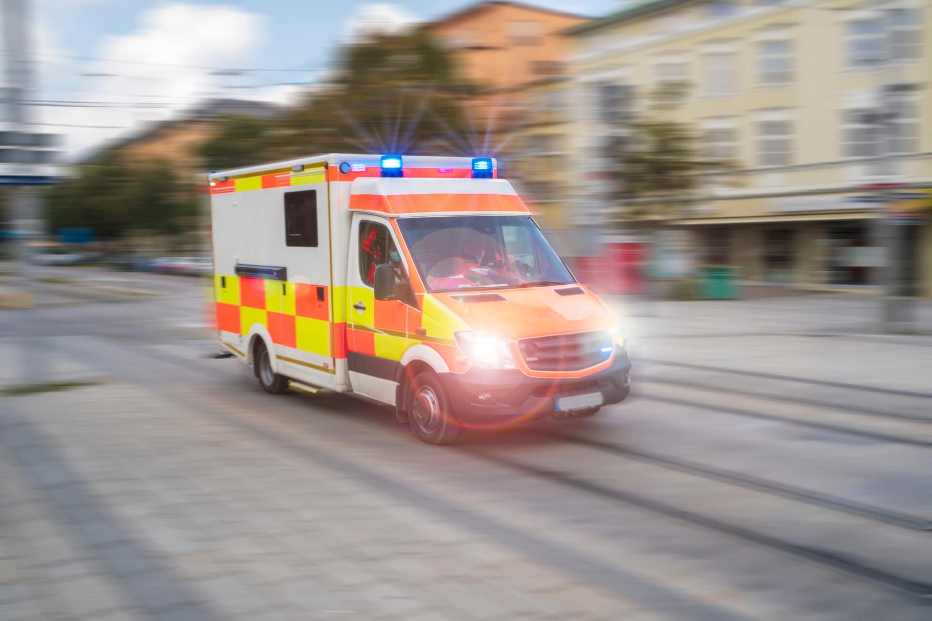 Rettungswagen mit auffälliger rot-gelber Warnbeschriftung als Beispiel für die Gestaltung von Einsatzfahrzeugen