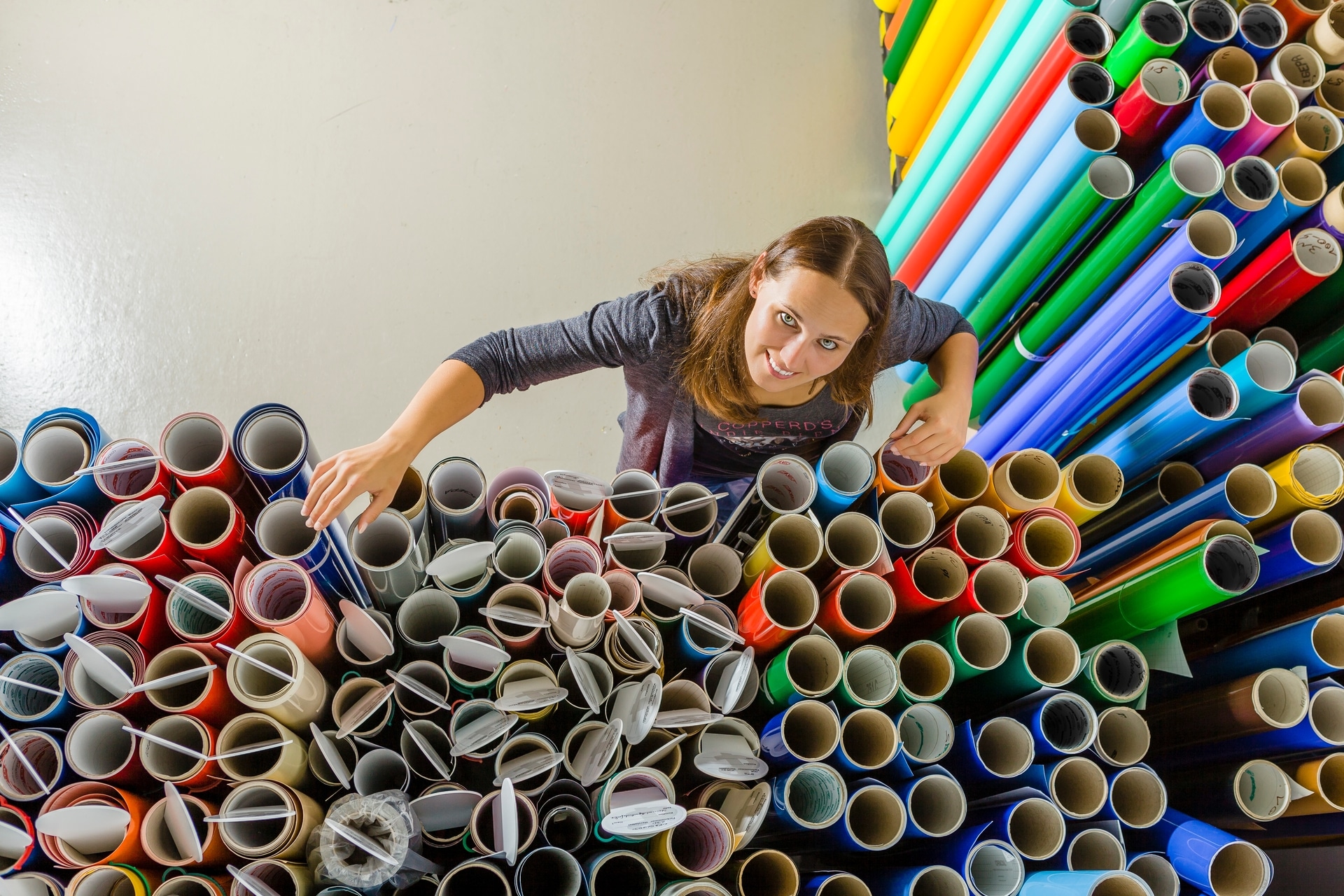 Große Auswahl an farbigen Folienrollen im Lager von Foliendesign Düren